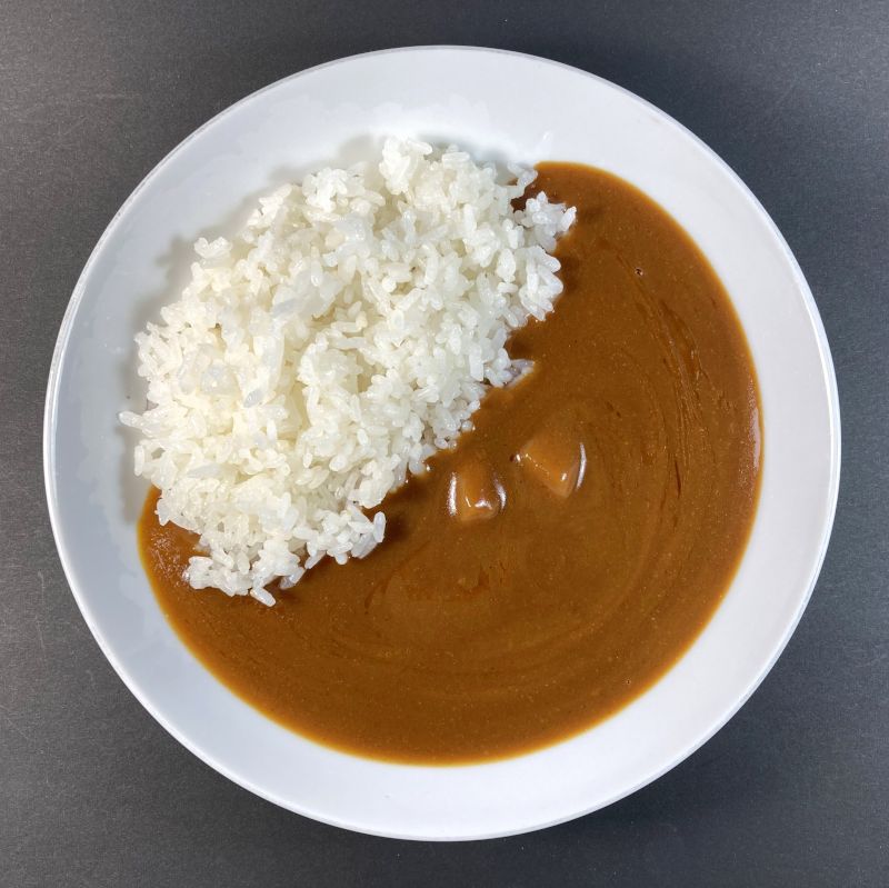 日本ハム株式会社 レストラン仕様 カレー 中辛をお皿に盛る