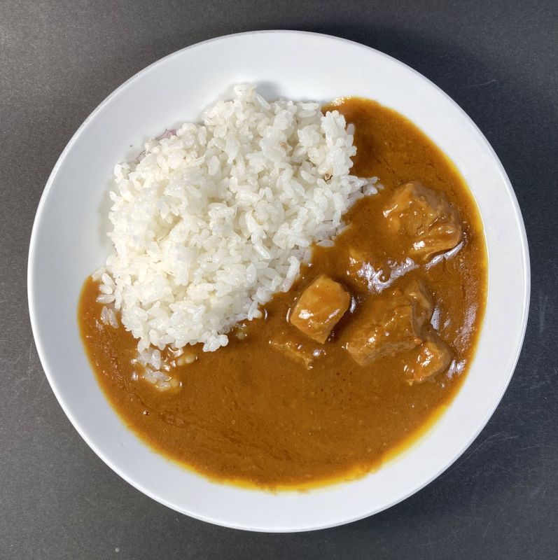 株式会社にしき食品 NISHIKIYA KITCHEN BEEF CURRY BASIC SERIES 中辛をお皿に盛る