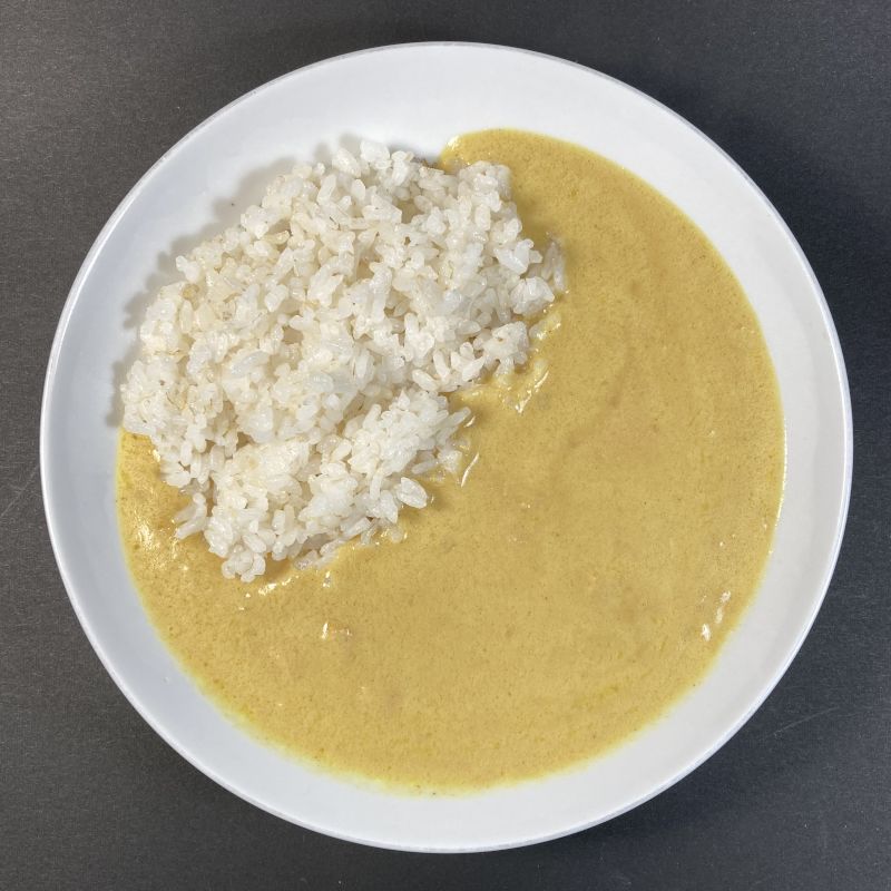 株式会社にしき食品 NISHIKIYA KITCHEN LEMON CREAM CHICKEN CREATIVE SERIES 甘口をお皿に盛る