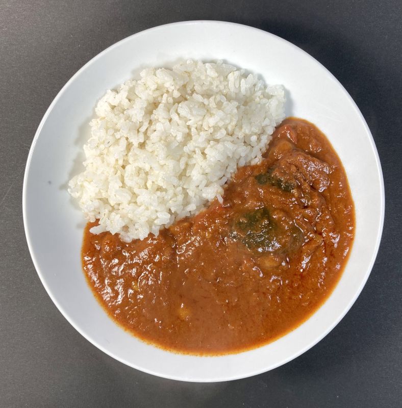 株式会社にしき食品 NISHIKIYA KITCHEN RATATOUILLE CURRY WORLD SERIES 小辛をお皿に盛る
