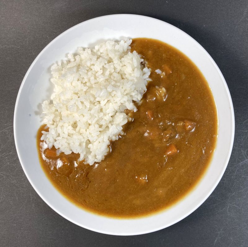 E34カレーをお皿に盛り付ける
