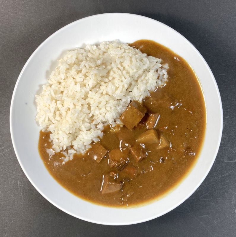 株式会社 沖縄ホーメル SPAM CURRY 沖縄風レトルトカレー 中辛をお皿に盛る