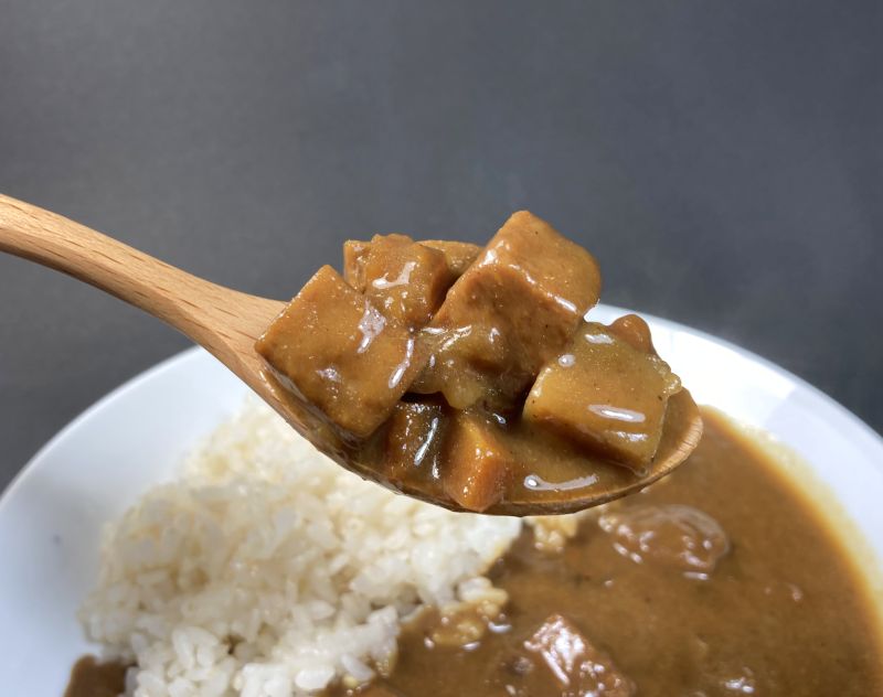 株式会社 沖縄ホーメル SPAM CURRY 沖縄風レトルトカレー 中辛の具材紹介