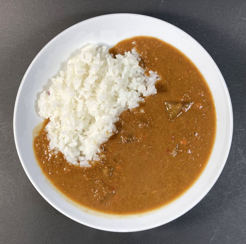 波乗りパパイヤカレーをお皿に盛り付ける