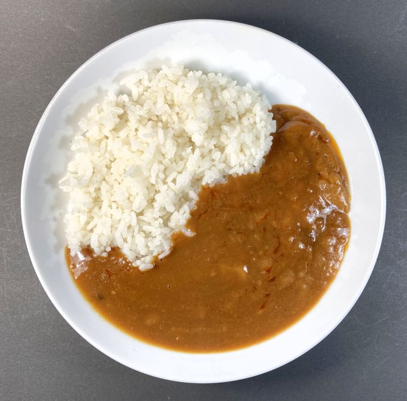 ボンカレー ゴールド うま辛にんにく 辛口をお皿に盛り付ける