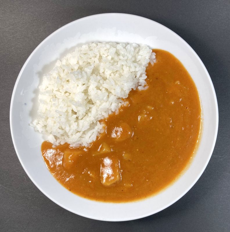 うま辛バターチキン風 ボンカレーゴールド 夏の大辛８をお皿に盛る
