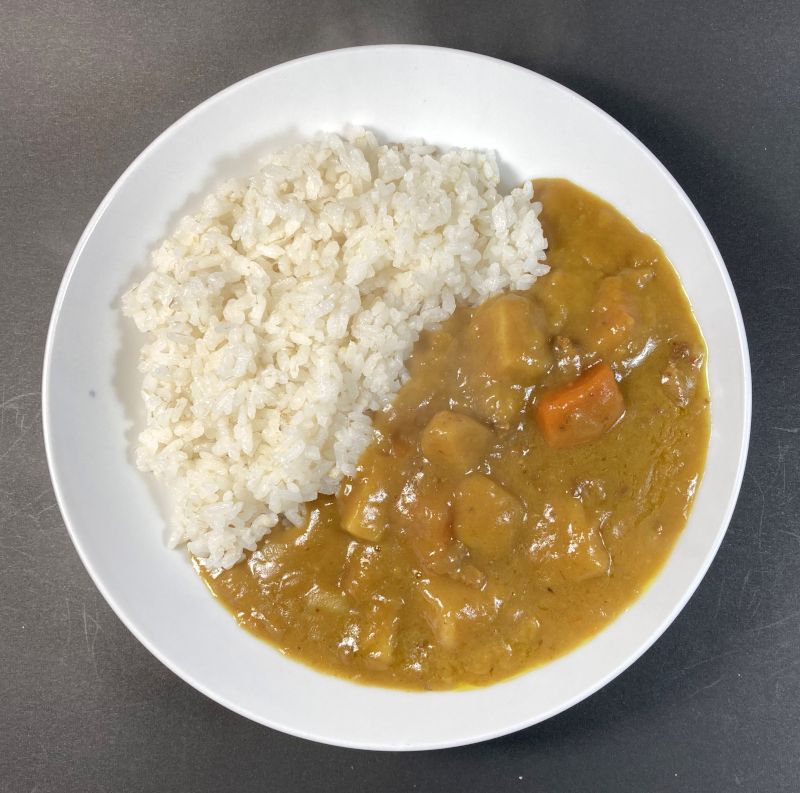 大塚食品株式会社 元祖 ボンカレー 中辛をお皿に盛る