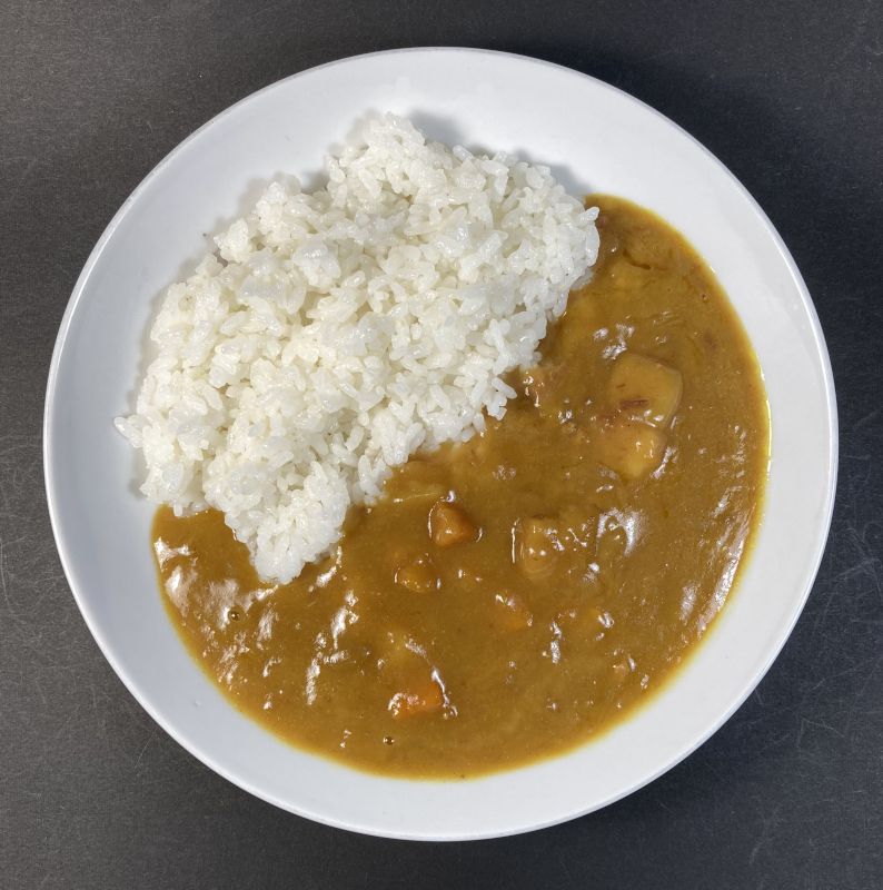 沖縄限定 ボンカレー からくちをお皿に盛り付ける
