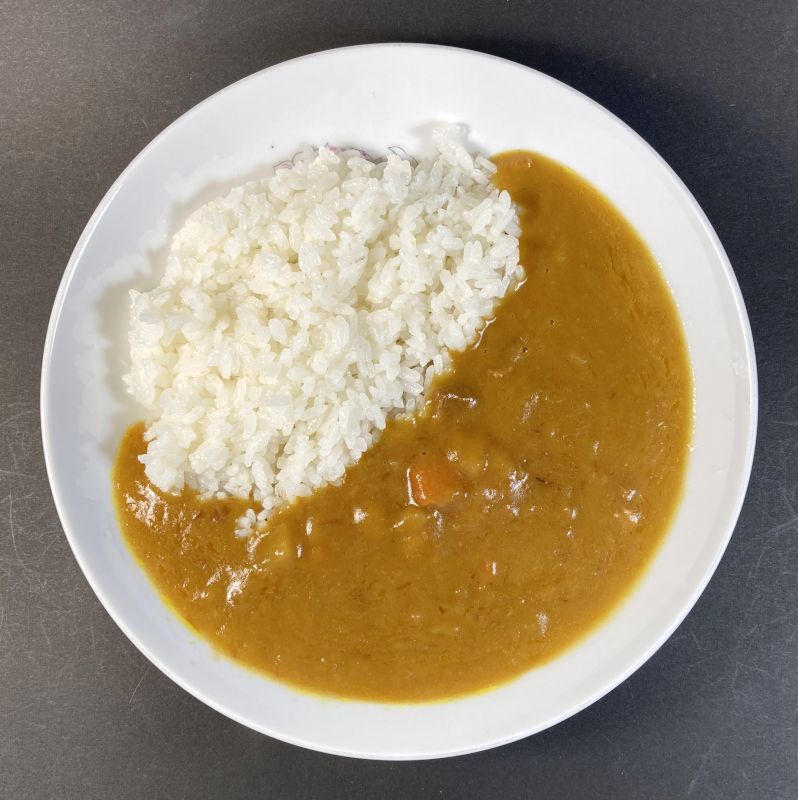 沖縄限定 ボンカレー 甘口をお皿に盛り付ける