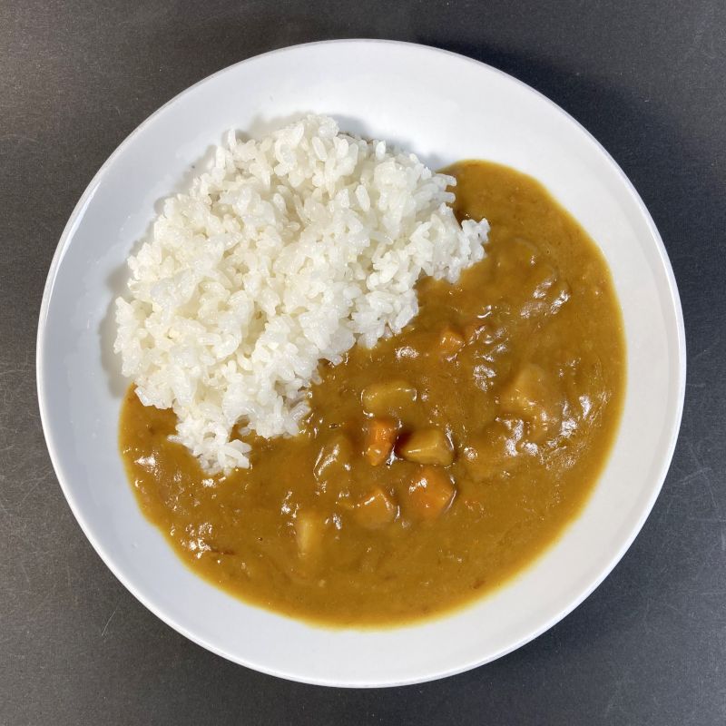 沖縄限定 ボンカレー ちゅうからをお皿に盛り付ける