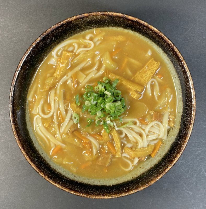 大塚食品株式会社 和のボンカレー 中辛をお椀に盛る