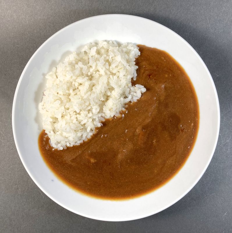 チキンカレー中辛をお皿に盛る