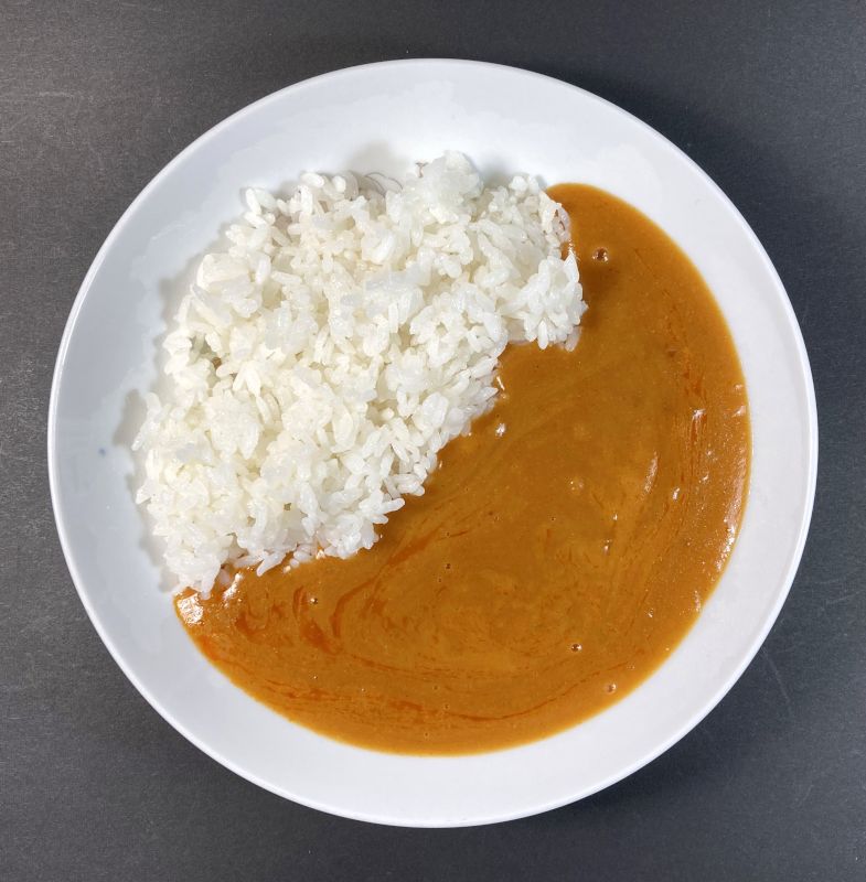 株式会社アール・シー・フードパック みやざきトマトカレーをお皿に盛る