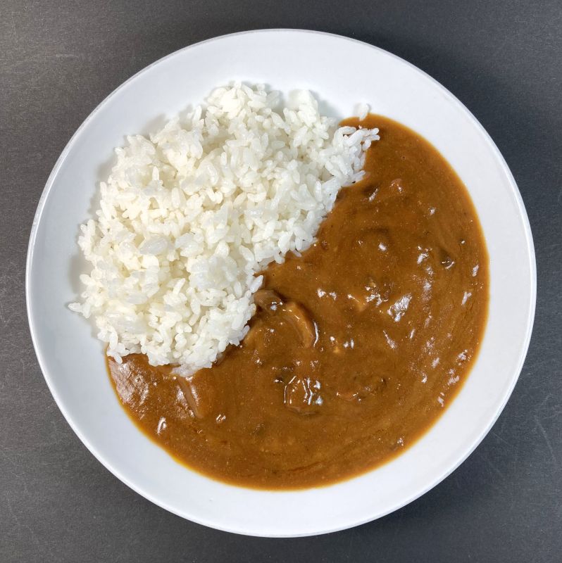 有限会社 佐嘉の絲 佐賀 黒毛和牛 ビーフカレー 中辛をお皿に盛る