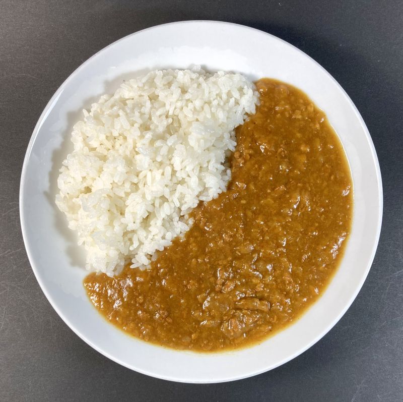 プレミアムきんかバニラ豚 上質な脂の甘さ キーマカレー 甘口をお皿に盛り付ける
