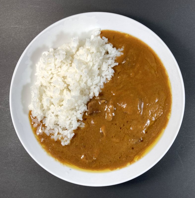 株式会社 さつま屋産業 鹿児島県産 薩州牛 牛すじ 煮込みカレー 旨辛をお皿に盛る