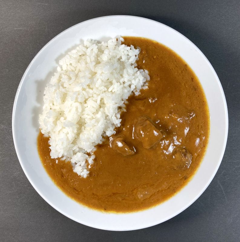 株式会社 さつま屋産業 九州産 黒毛和牛 牛すじカレー 旨辛をお皿に盛る