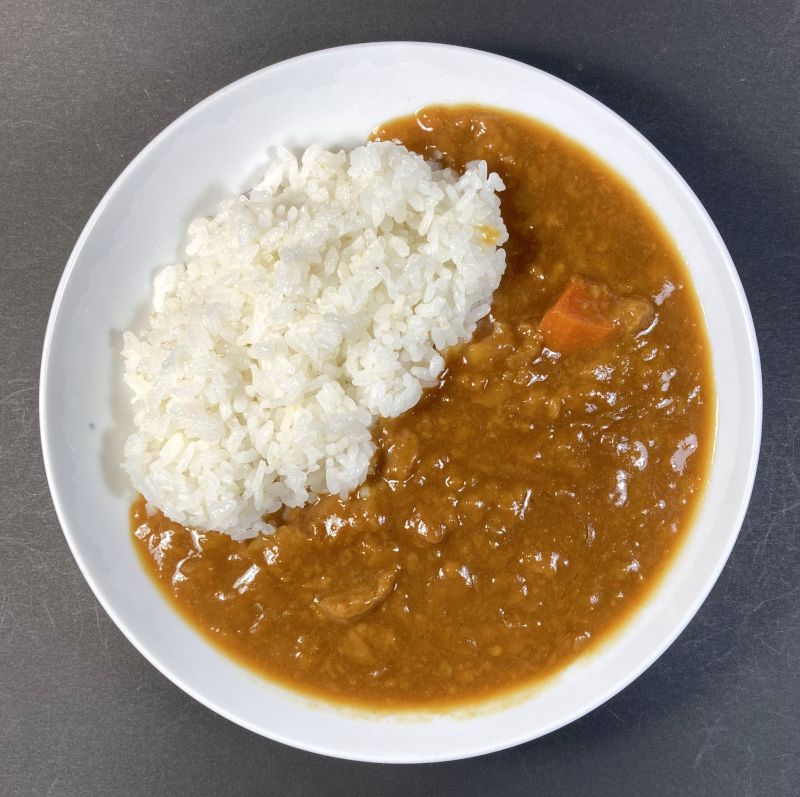 土佐ジローカレーをお皿に盛り付ける