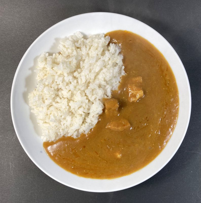 ポークカレー 中辛をお皿に盛る