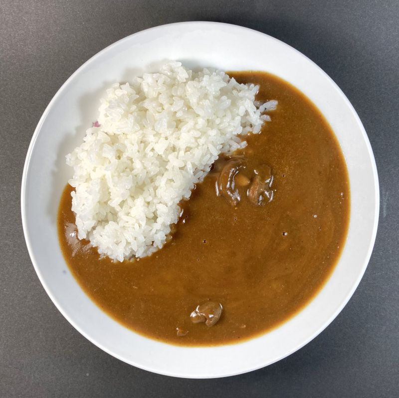 (有)高島食品 海祭り 大漁カレー 中辛をお皿に盛る