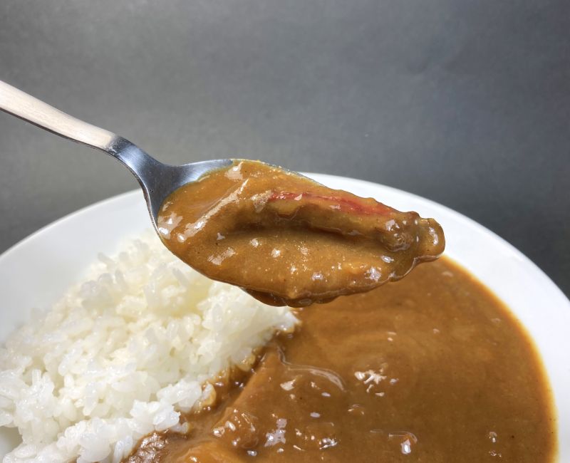 (有)高島食品 ズワイ蟹カレー 中辛をスプーンですくう