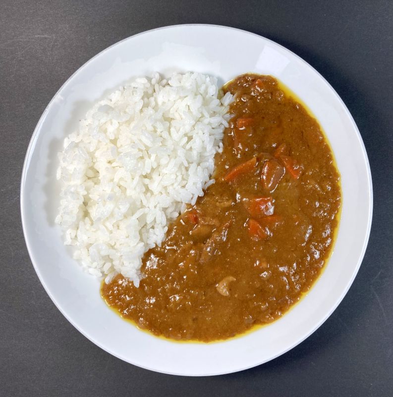 あさひやカレーを皿に盛る