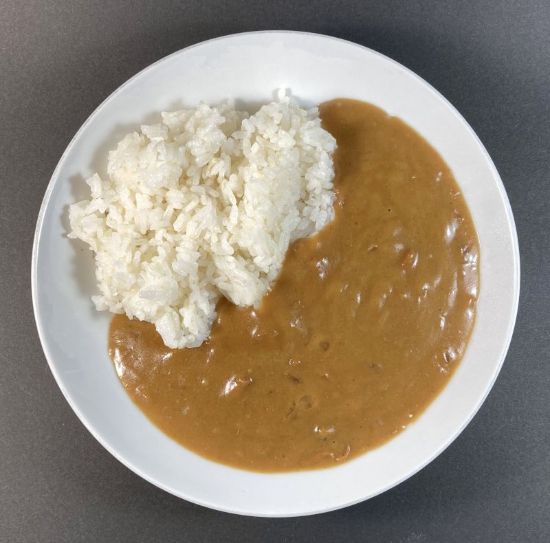 シーフードカレーをお皿に盛る