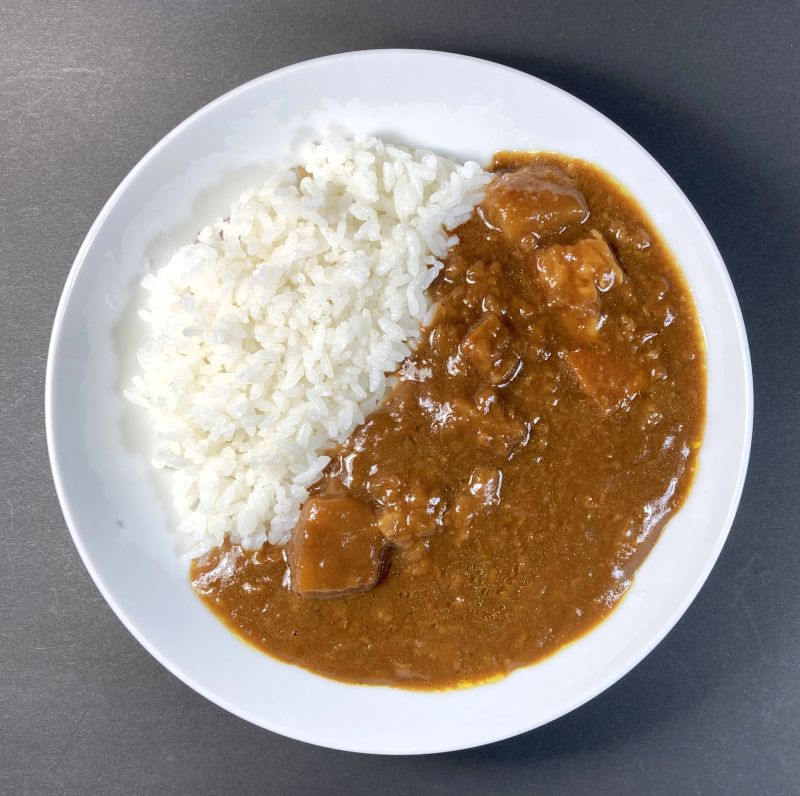 美酒カレーをお皿に盛る