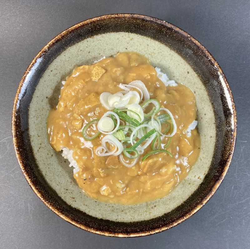 ヤマモリ株式会社 若鯱家 カレー丼を器に盛る