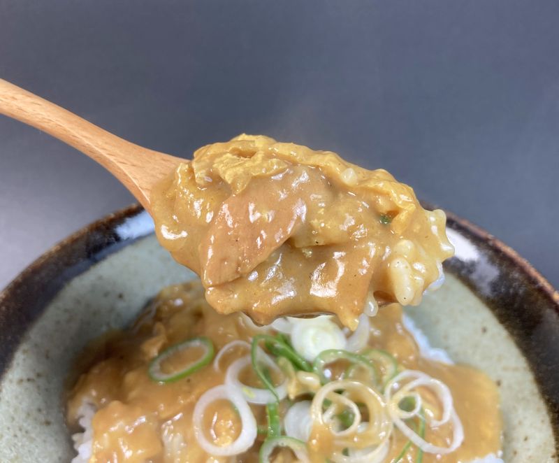 ヤマモリ株式会社 若鯱家 カレー丼の具材紹介