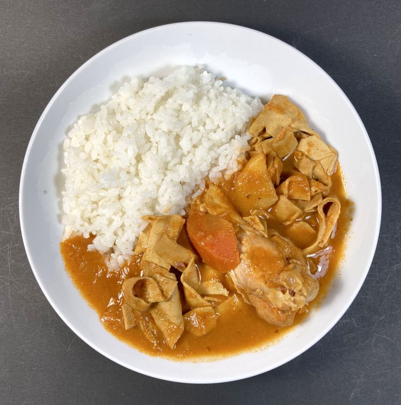 豆腐干食堂 スープカレーをお皿に盛り付ける